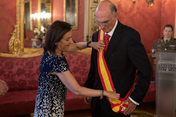 El presidente de Fundación Feindef, D. Julián García Vargas recibe la Gran Cruz al Mérito Naval con distintivo blanco